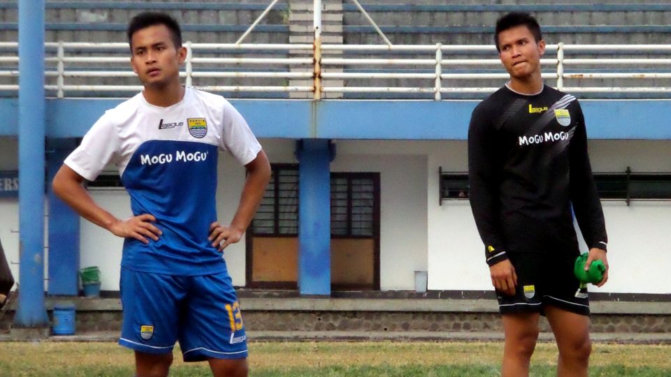 Pemain Persib Bandung, M Agung (kiri), dan rekan setimnya saat menjalani latihan pemulihan fisik timnya di Stadion Persib, Bandung, Jumat (17/10/14). Copyright: &copy; Ginanjar/INDOSPORT